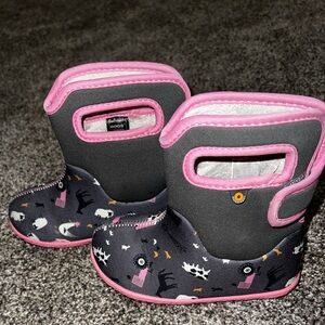 Baby bogs size 9 (pink farm print)